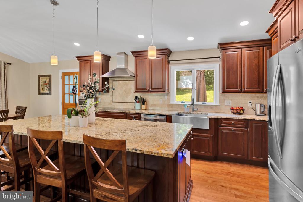 2319 Lakeview Dr