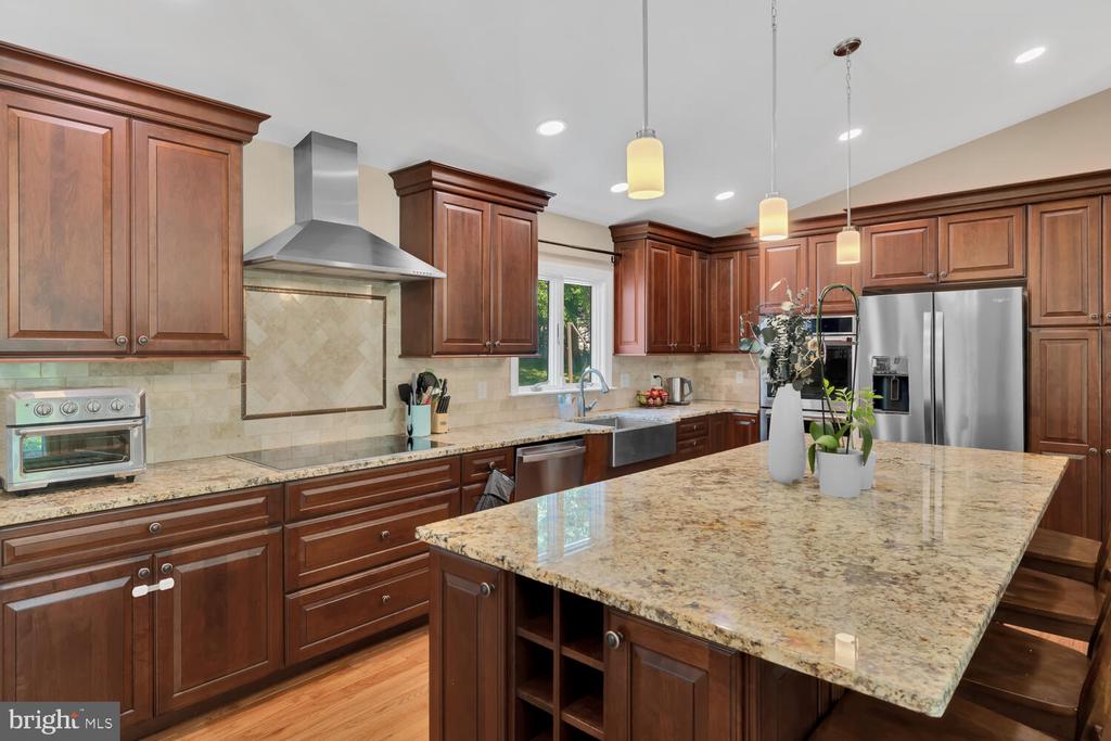 2319 Lakeview Dr