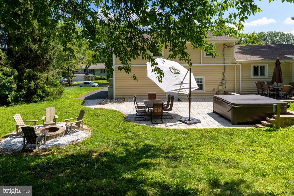 2319 Lakeview Dr