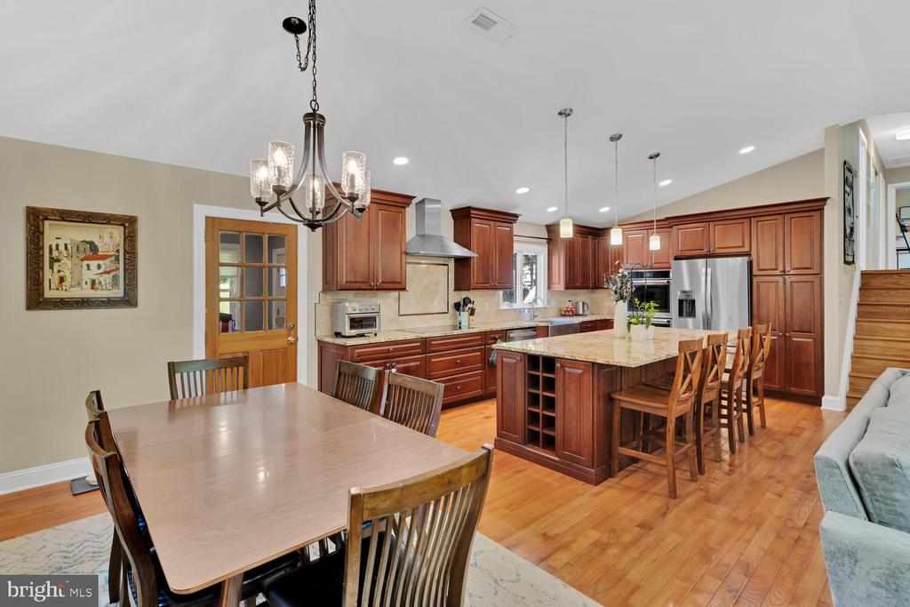 2319 Lakeview Dr