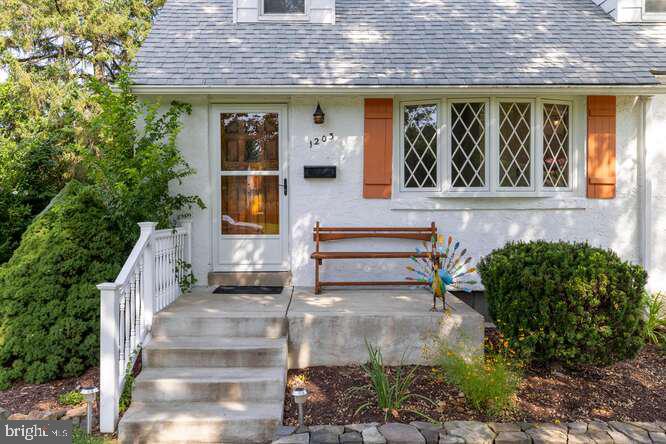 1203 Villanova Ave