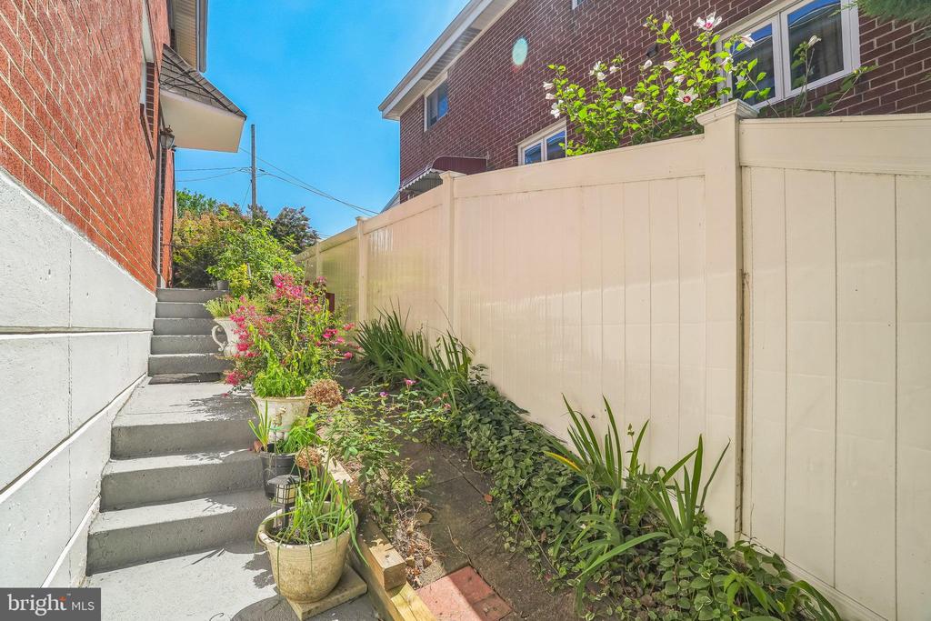 1850 PLYMOUTH DRIVE