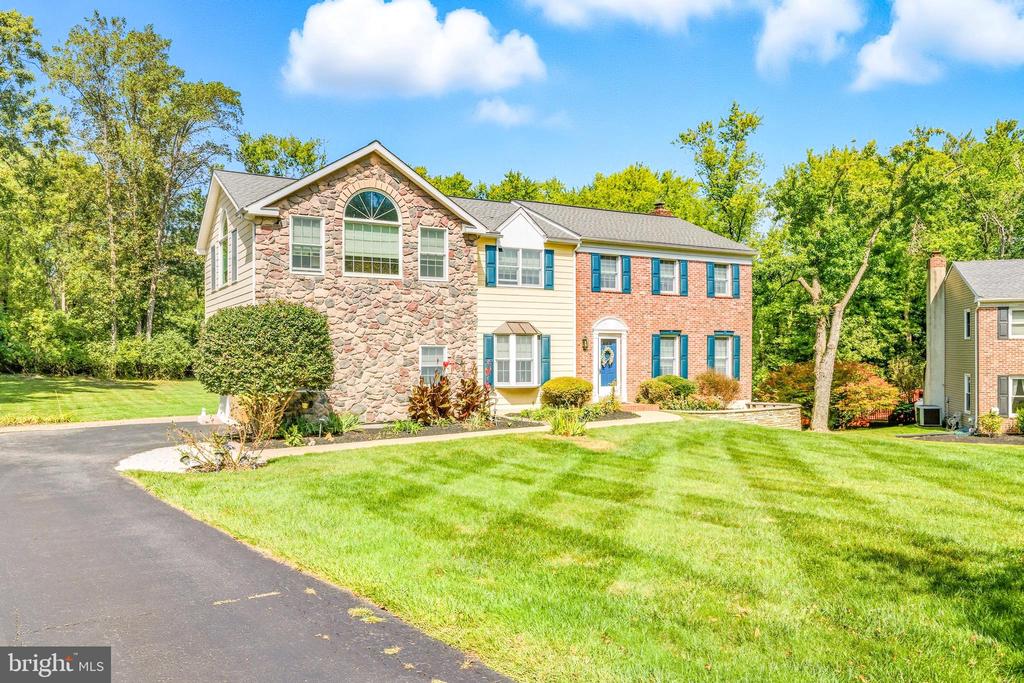 76 COLONIAL CIRCLE