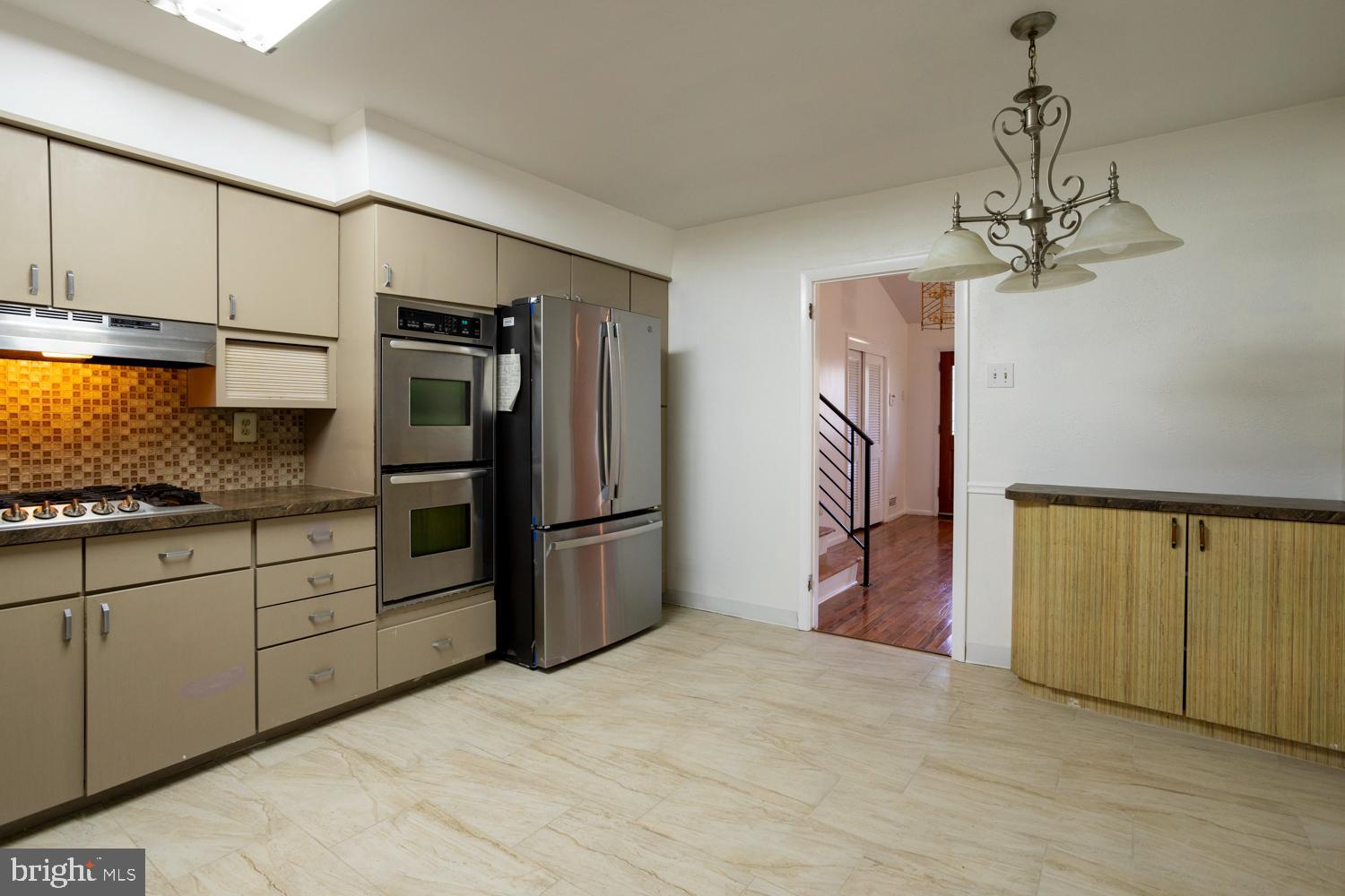 1421 Redwood Ln