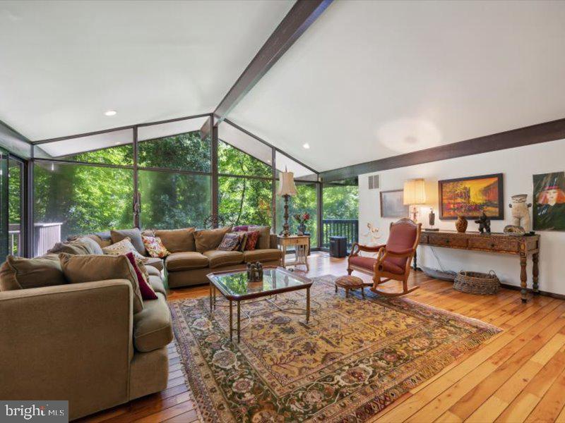 204 Dove Ln