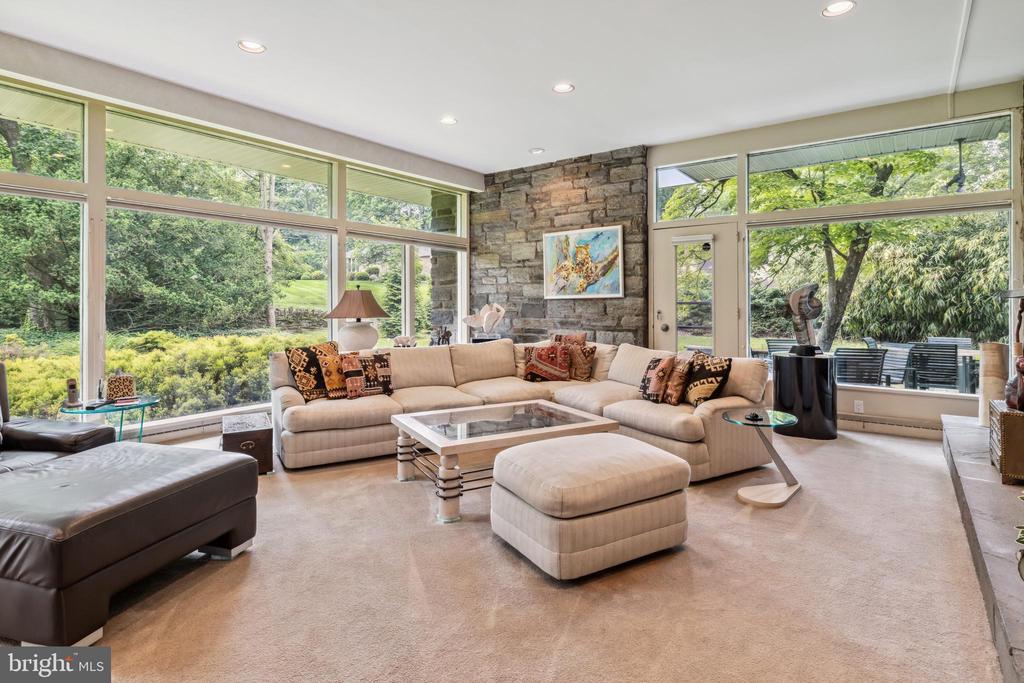 906 FROG HOLLOW TERRACE