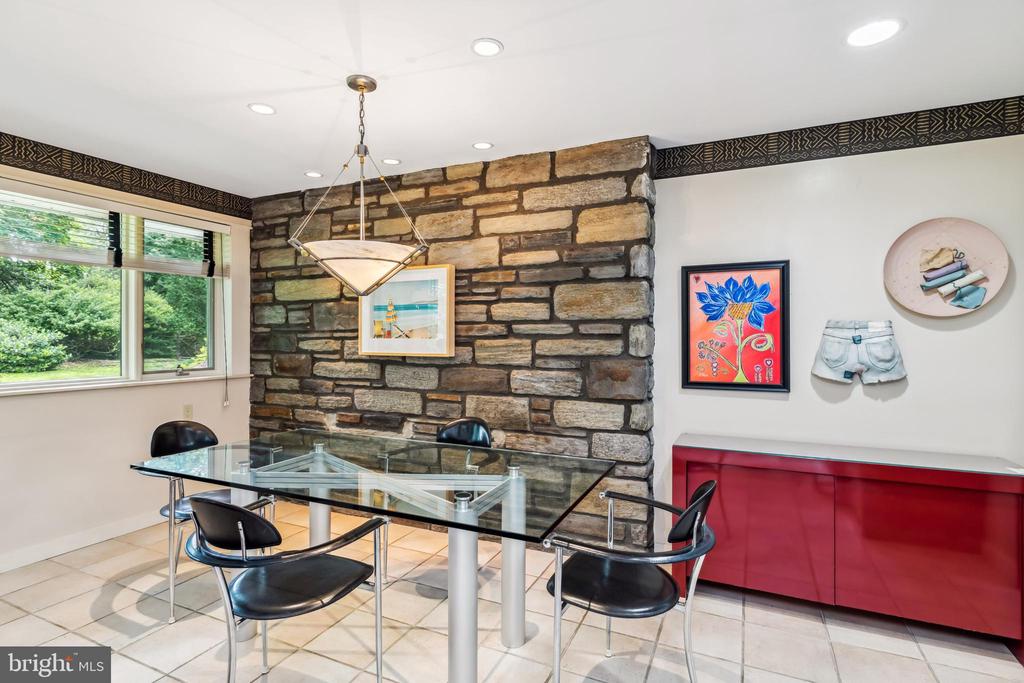 906 FROG HOLLOW TERRACE