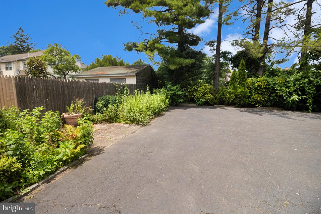 805 WYNDMOOR AVENUE