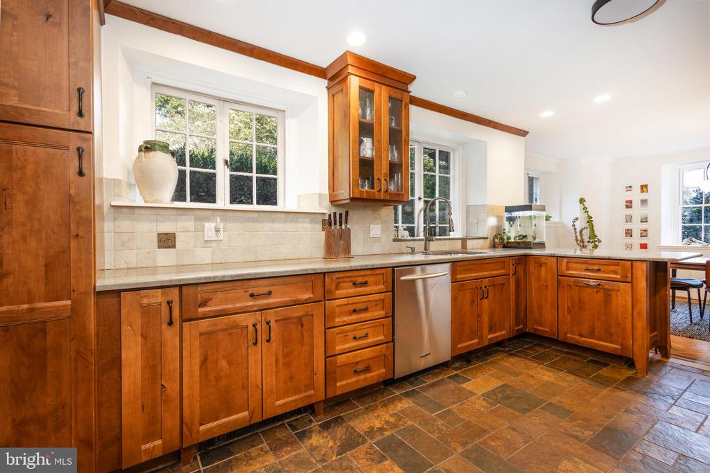 8202 FAIRVIEW ROAD