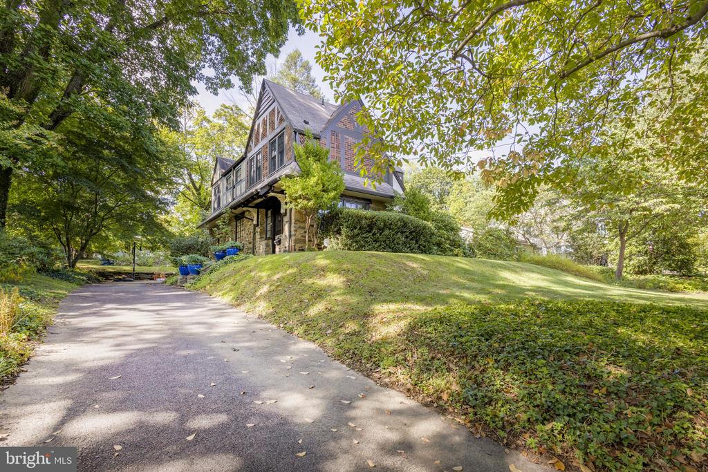 8202 FAIRVIEW ROAD