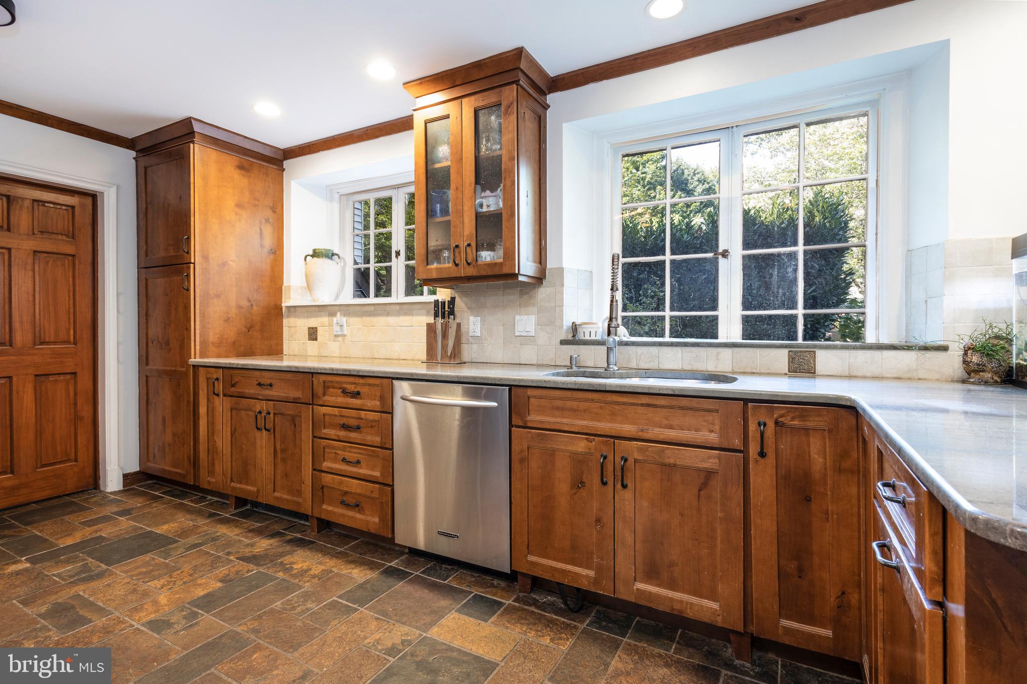 8202 FAIRVIEW ROAD