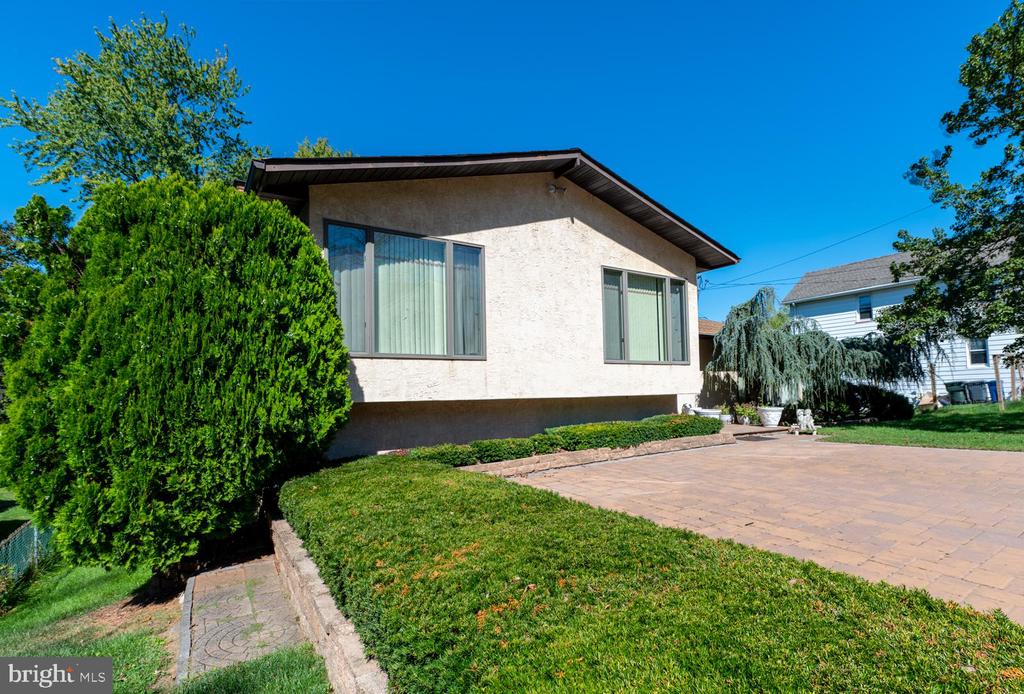 1558 ROBINSON AVENUE