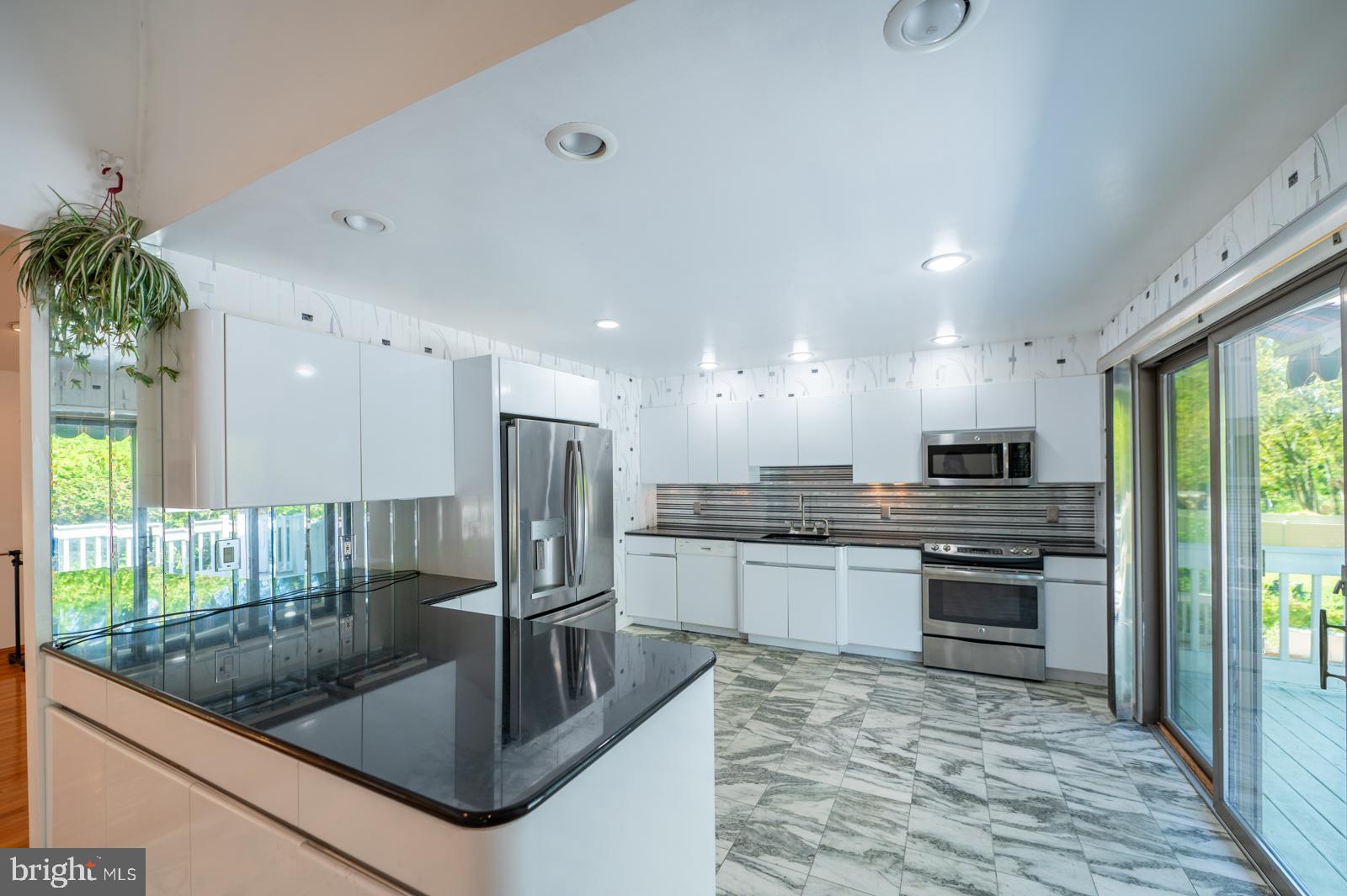 1558 ROBINSON AVENUE