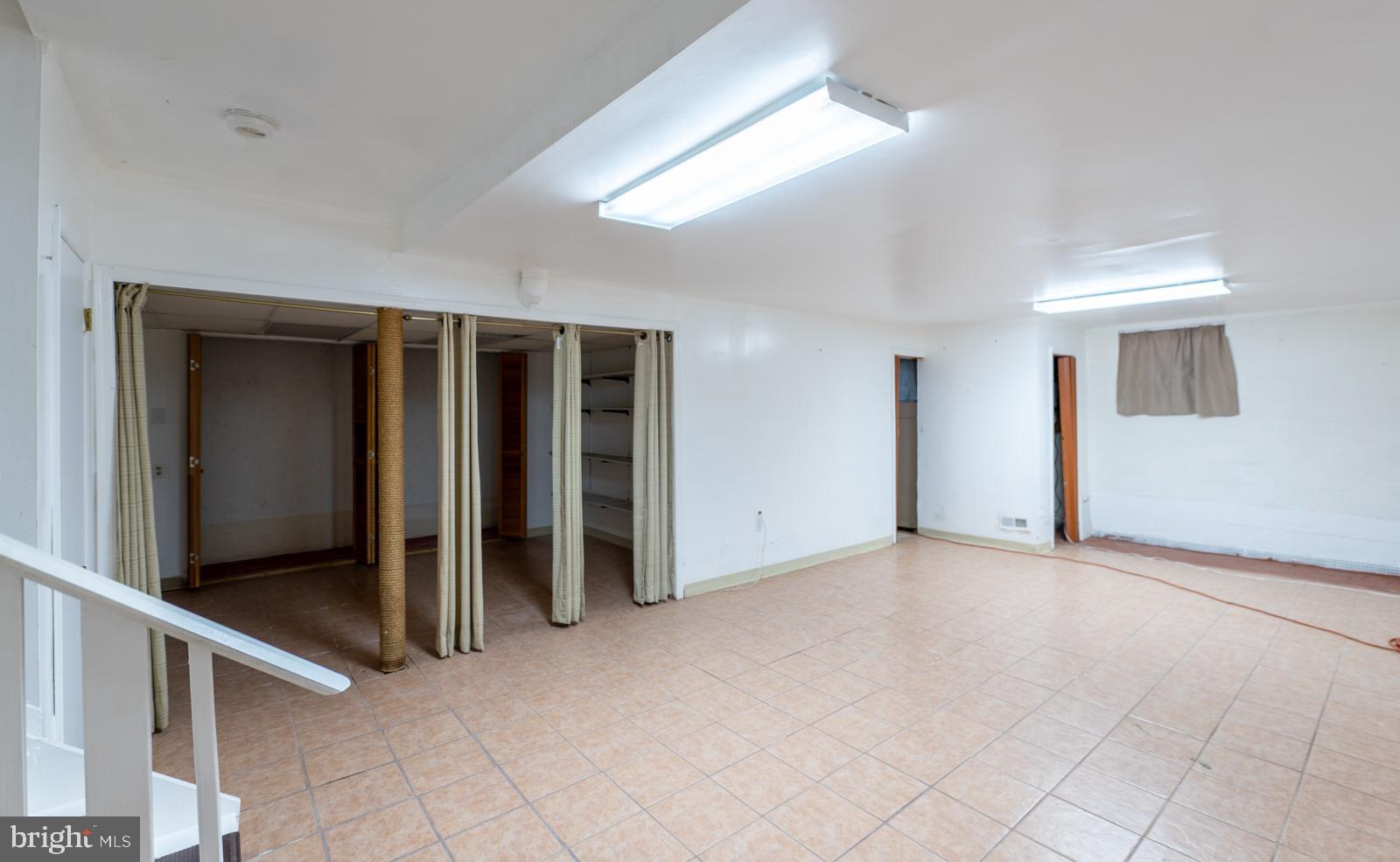 1558 ROBINSON AVENUE