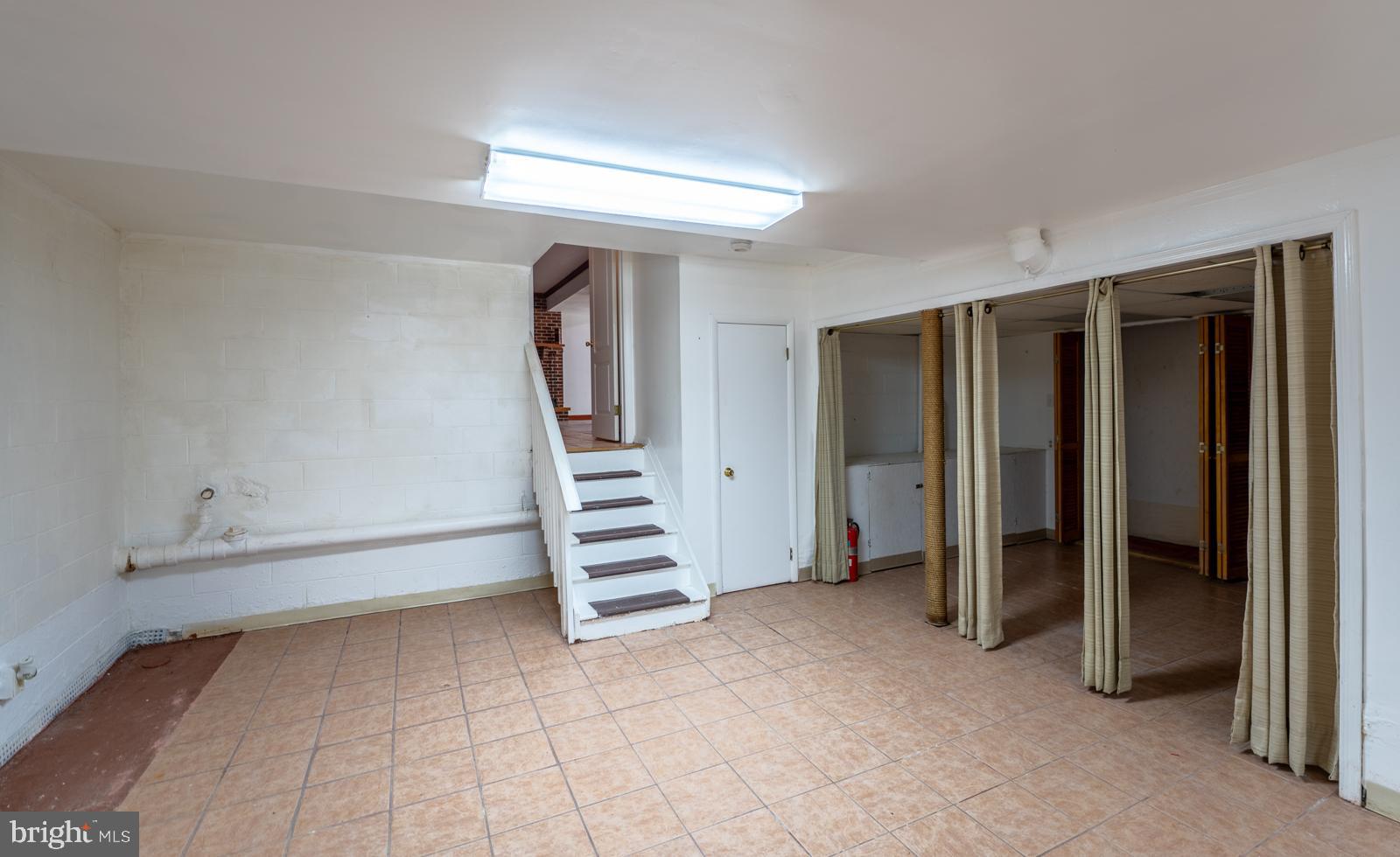 1558 ROBINSON AVENUE