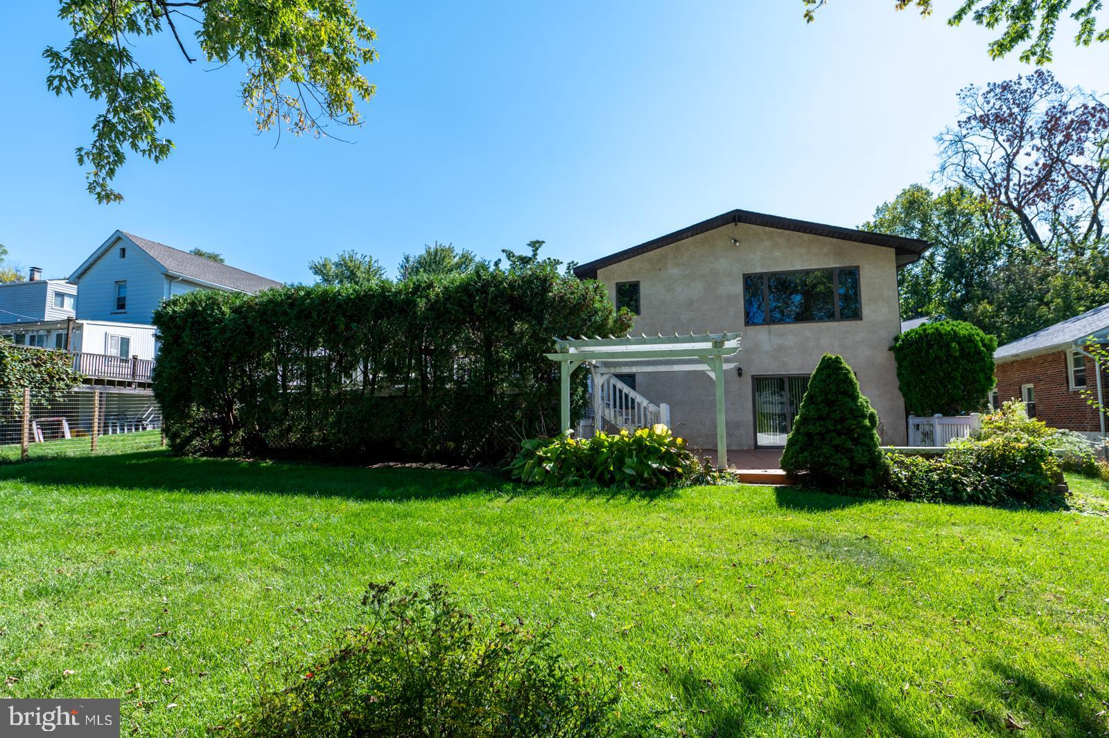 1558 ROBINSON AVENUE