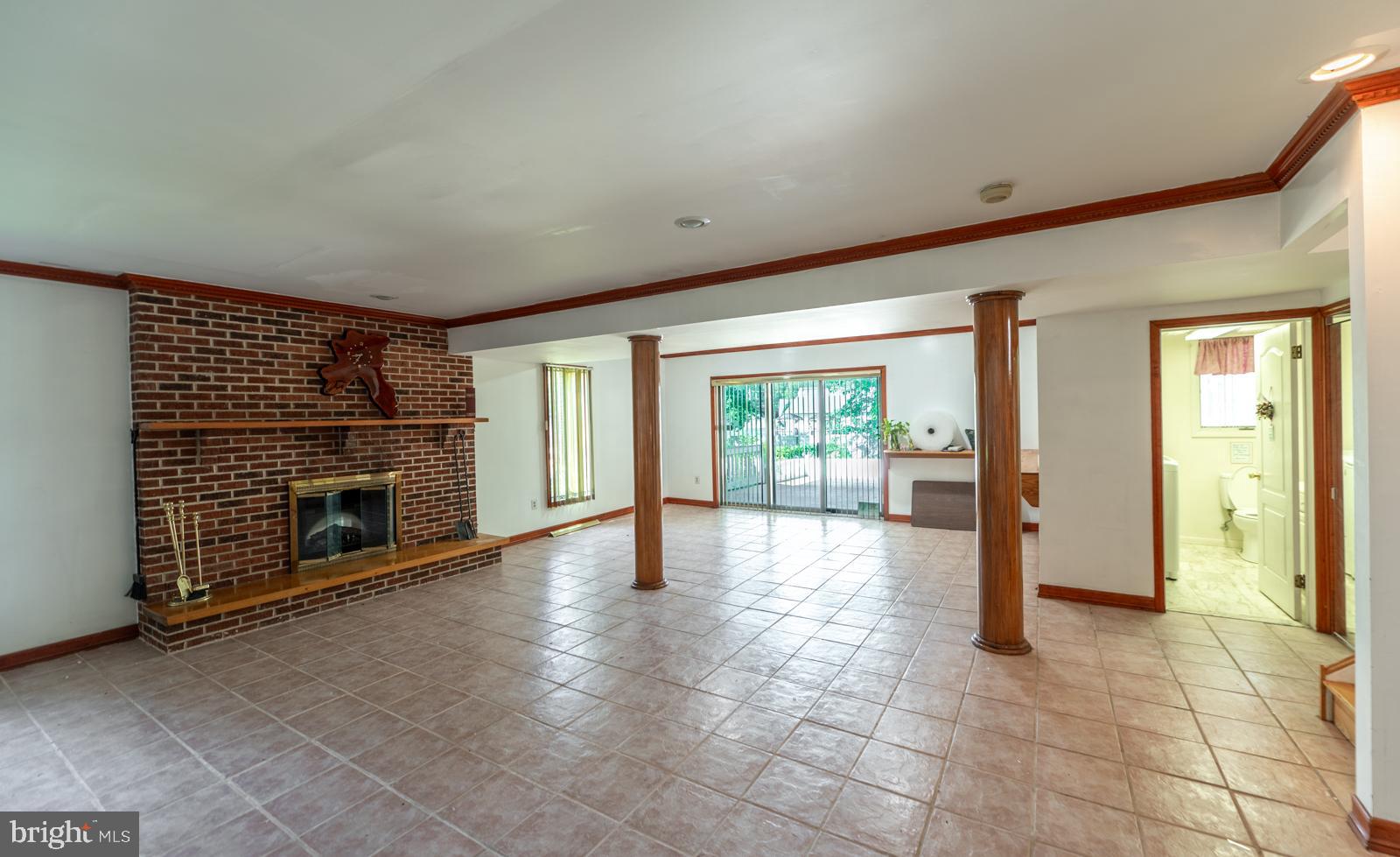 1558 ROBINSON AVENUE