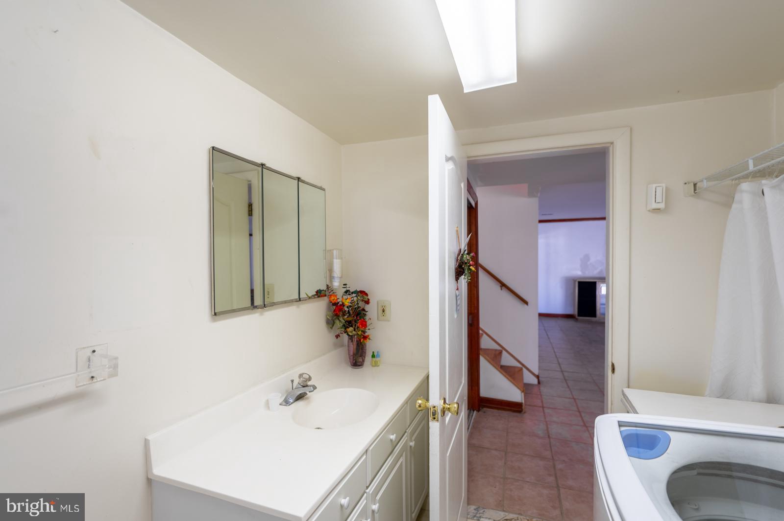 1558 ROBINSON AVENUE