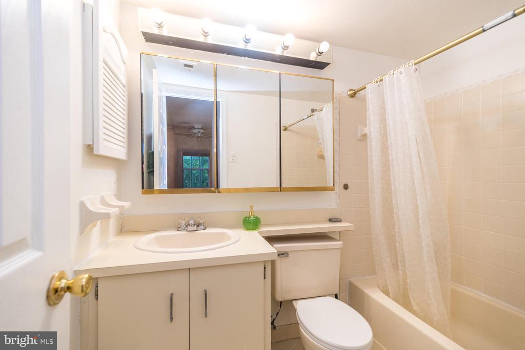 1003 VALLEY GLEN ROAD Unit: 236