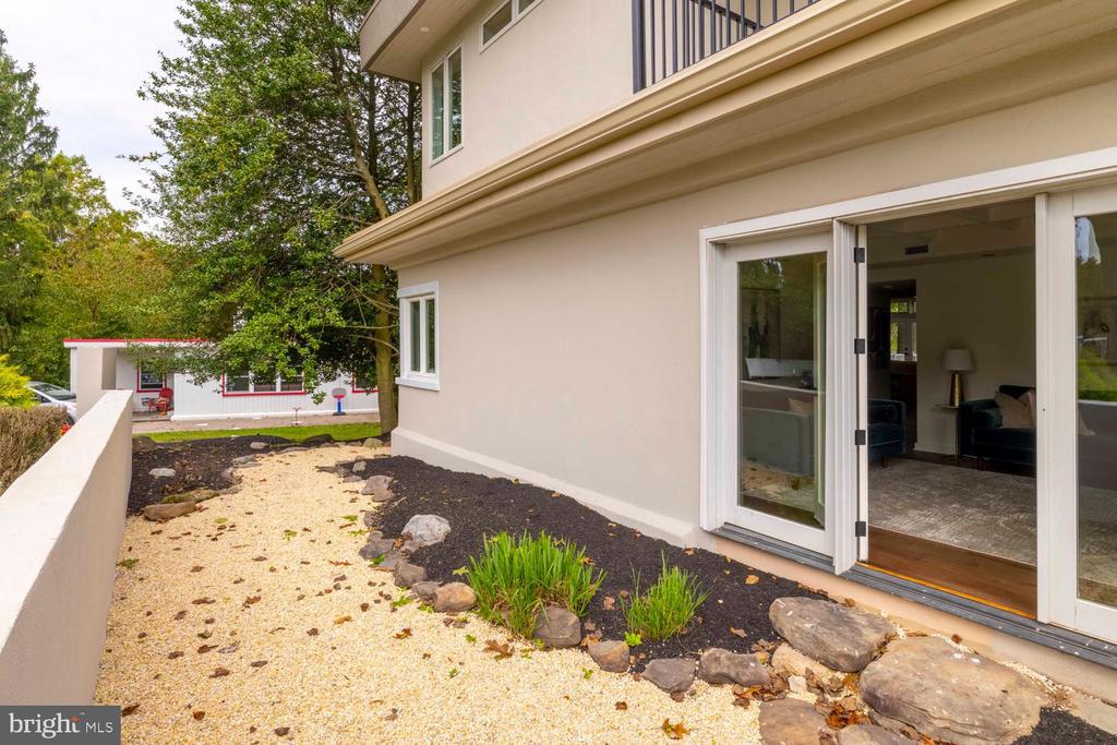 8107 GLADSTONE ROAD