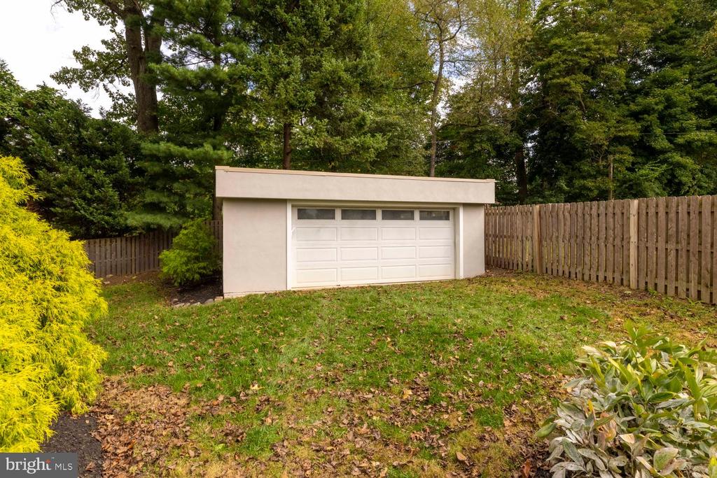 8107 GLADSTONE ROAD
