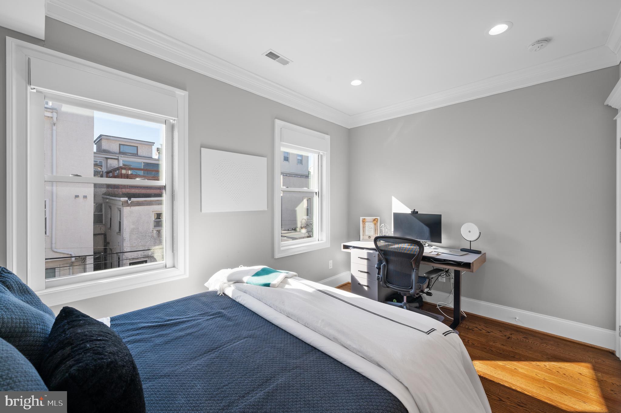 2052 Saint Albans St