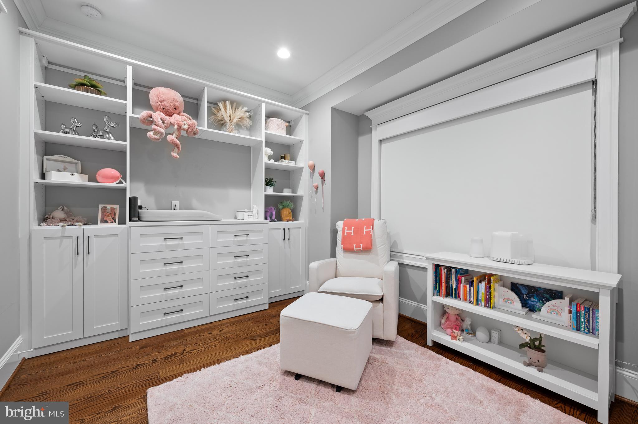 2052 Saint Albans St