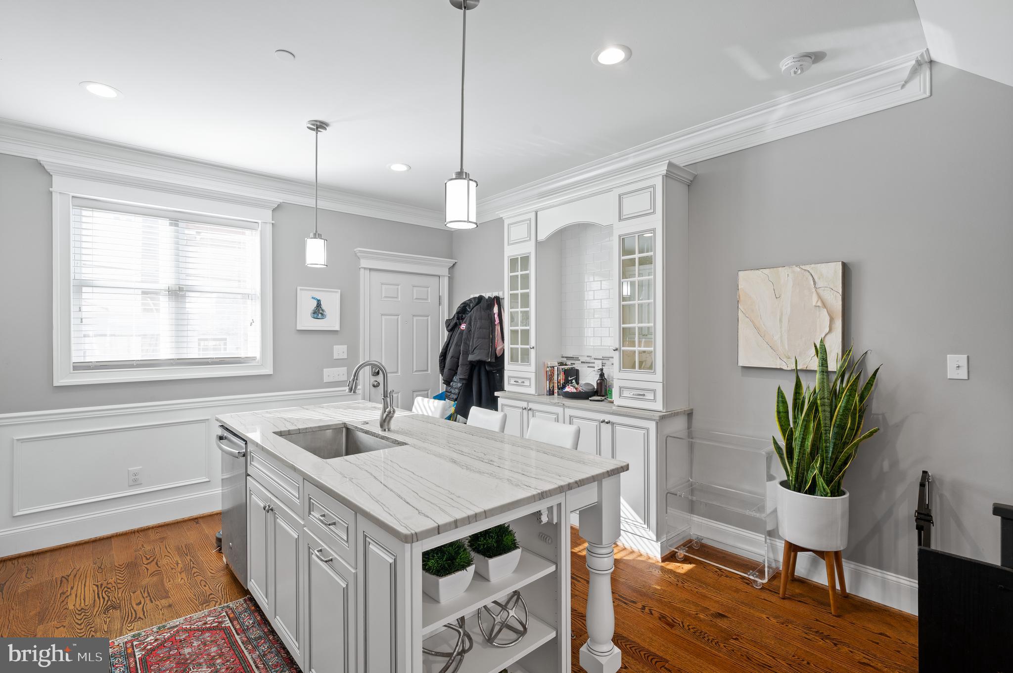 2052 Saint Albans St