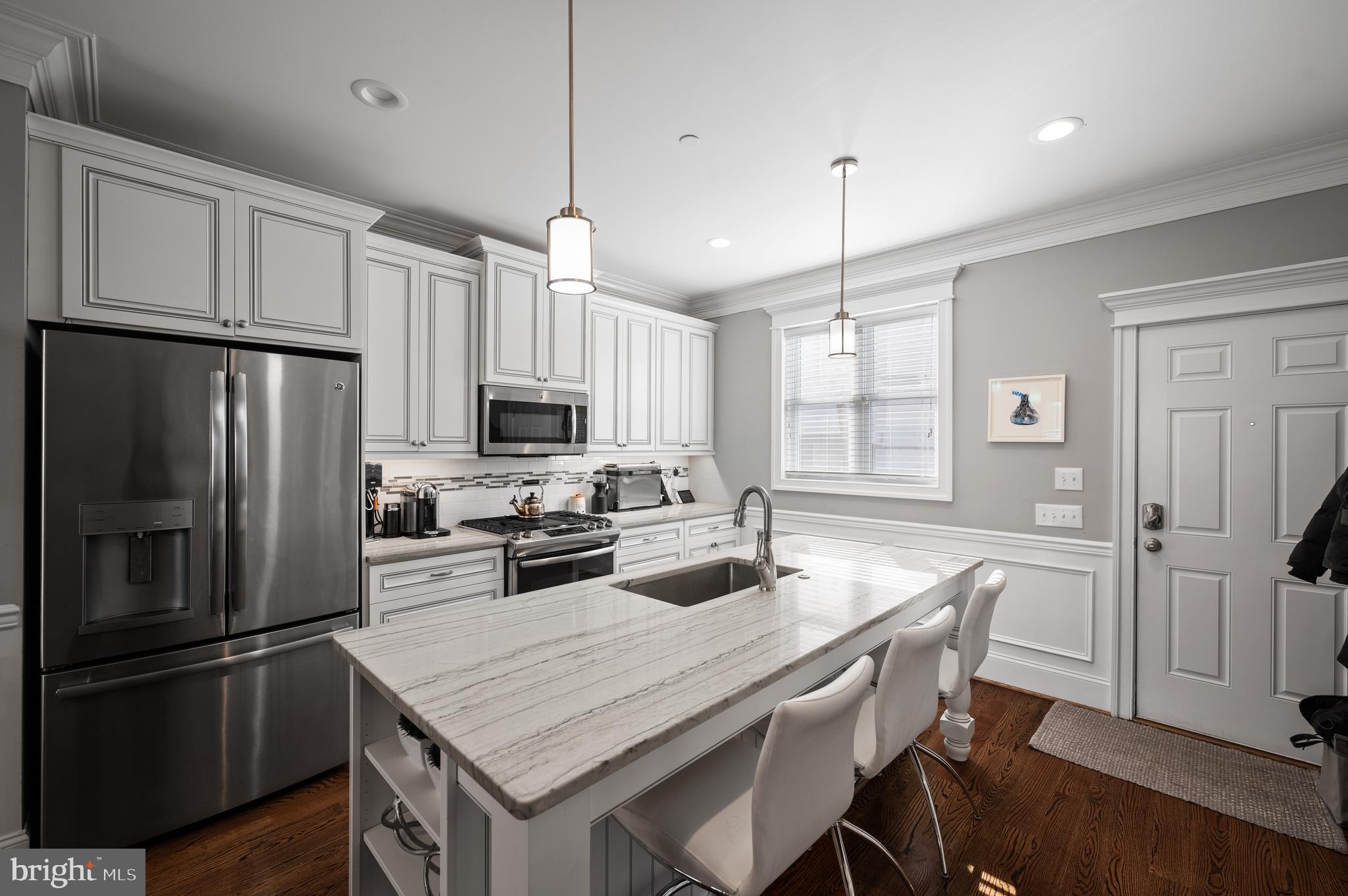 2052 Saint Albans St