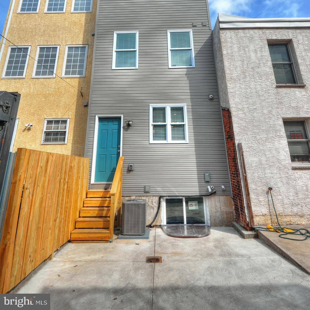 2052 Saint Albans St