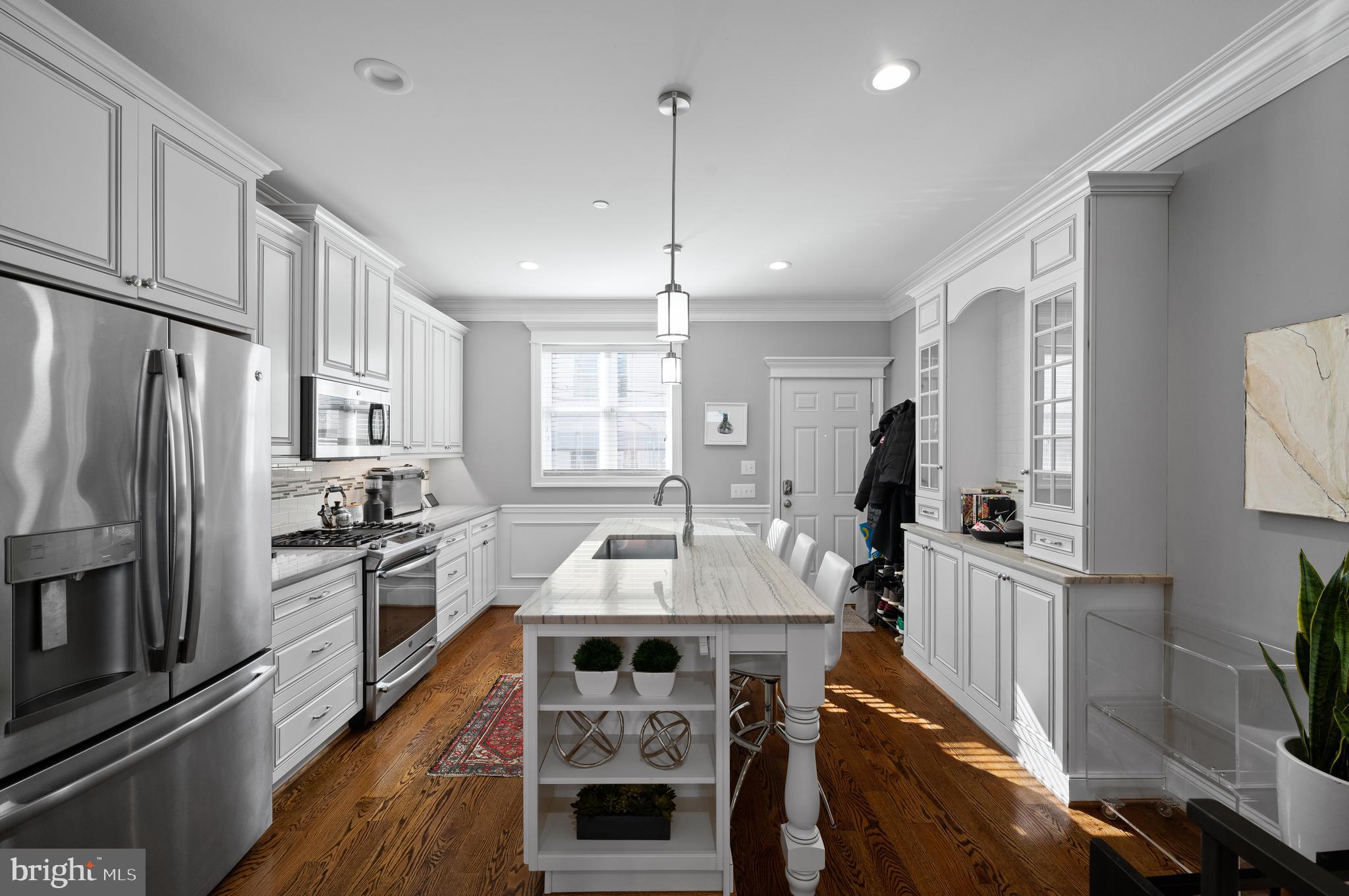 2052 Saint Albans St