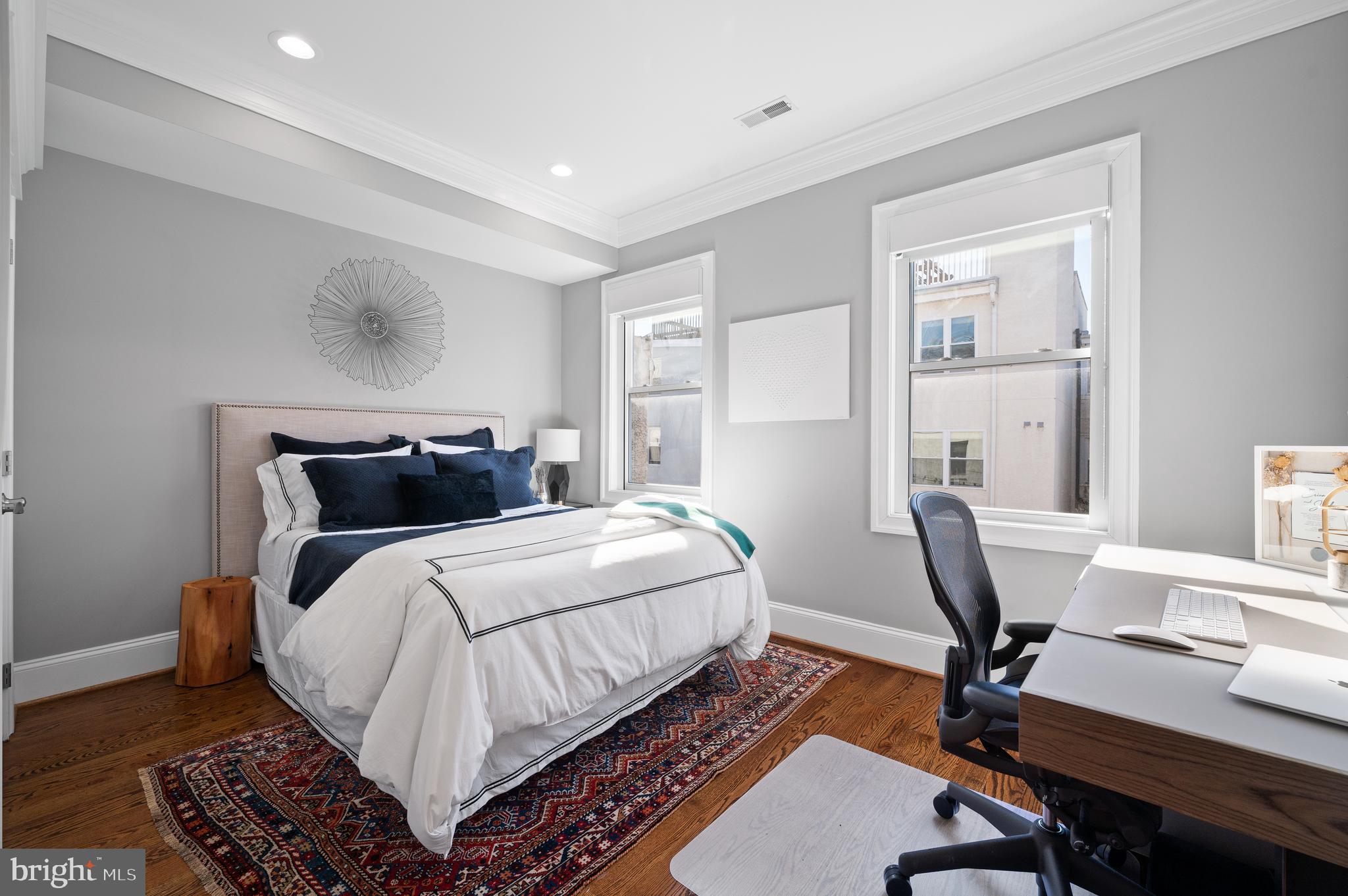 2052 Saint Albans St