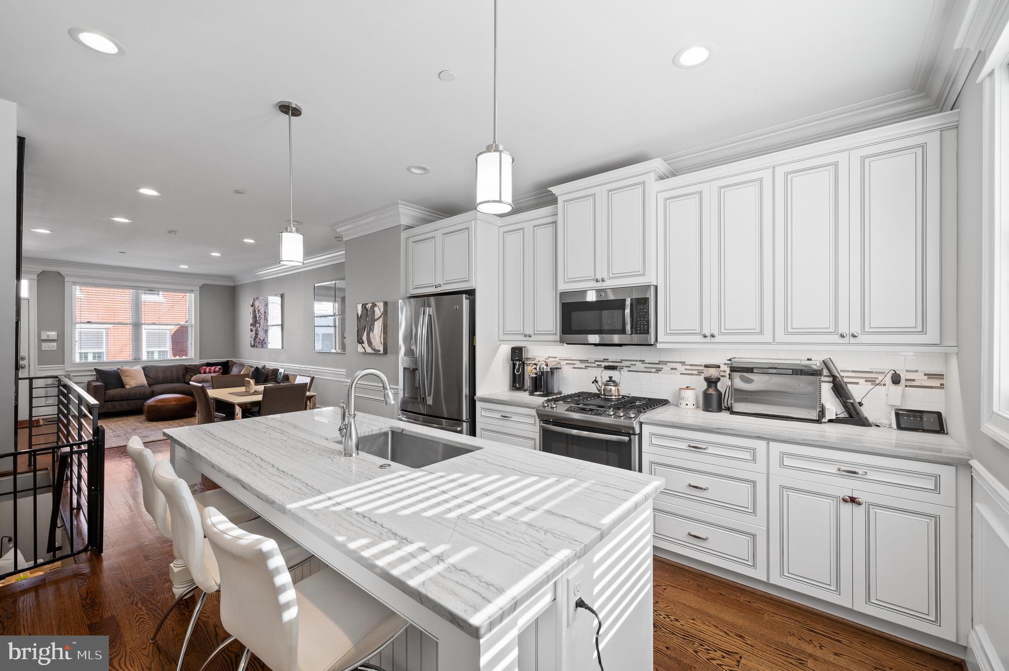 2052 Saint Albans St