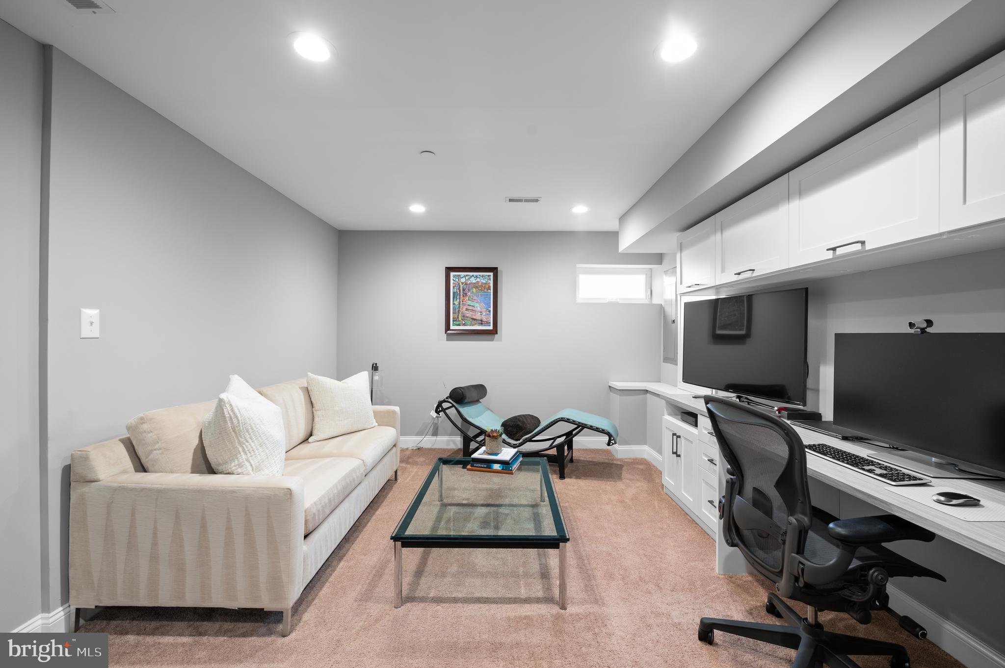 2052 Saint Albans St