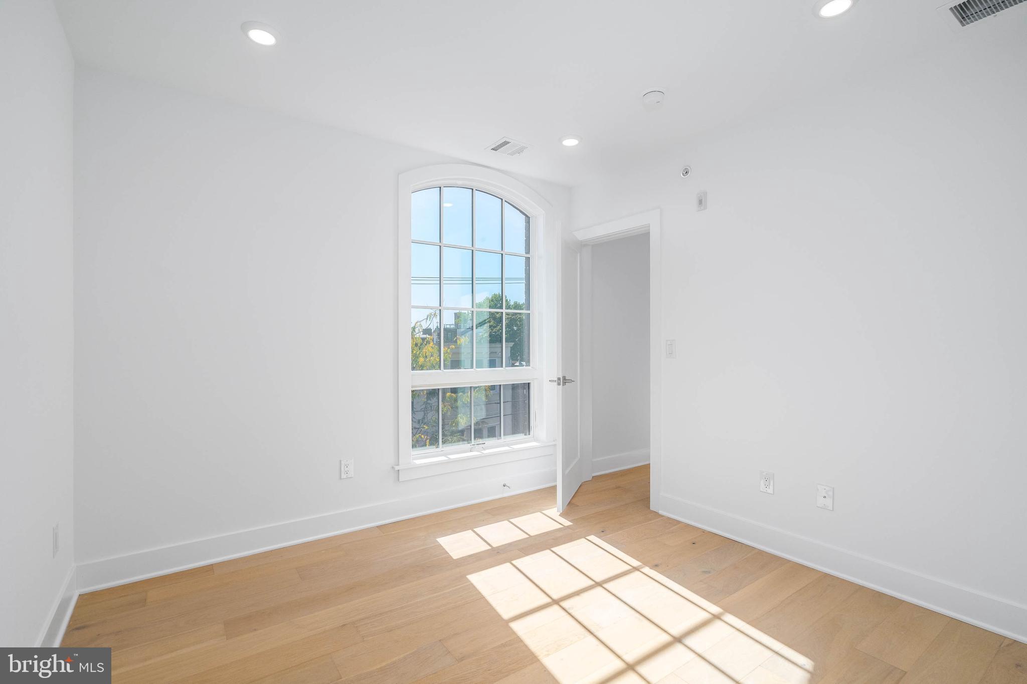825 Bainbridge St #302