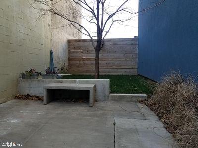 233 W Thompson St