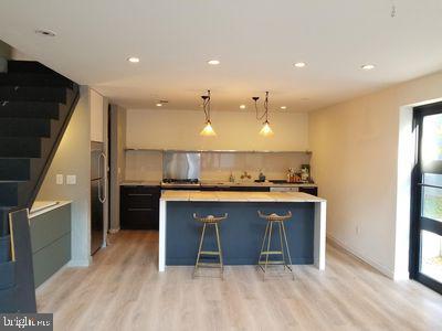 233 W Thompson St