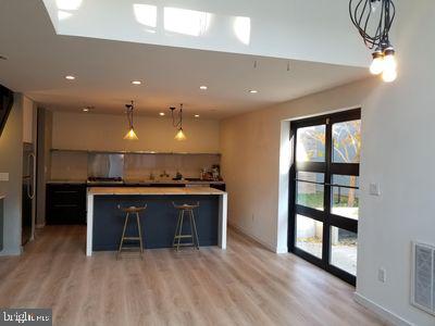 233 W Thompson St