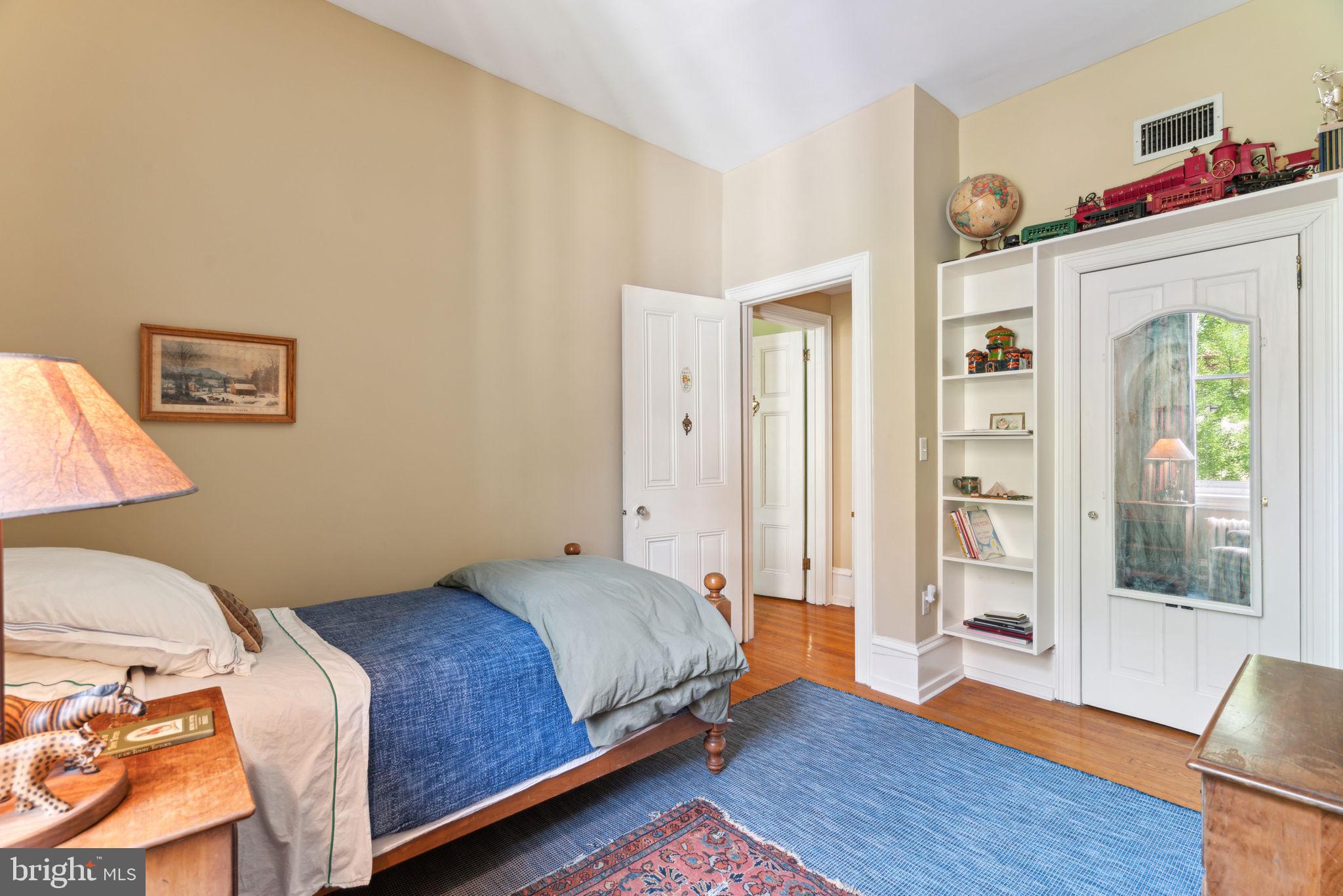 2212 SAINT JAMES PLACE