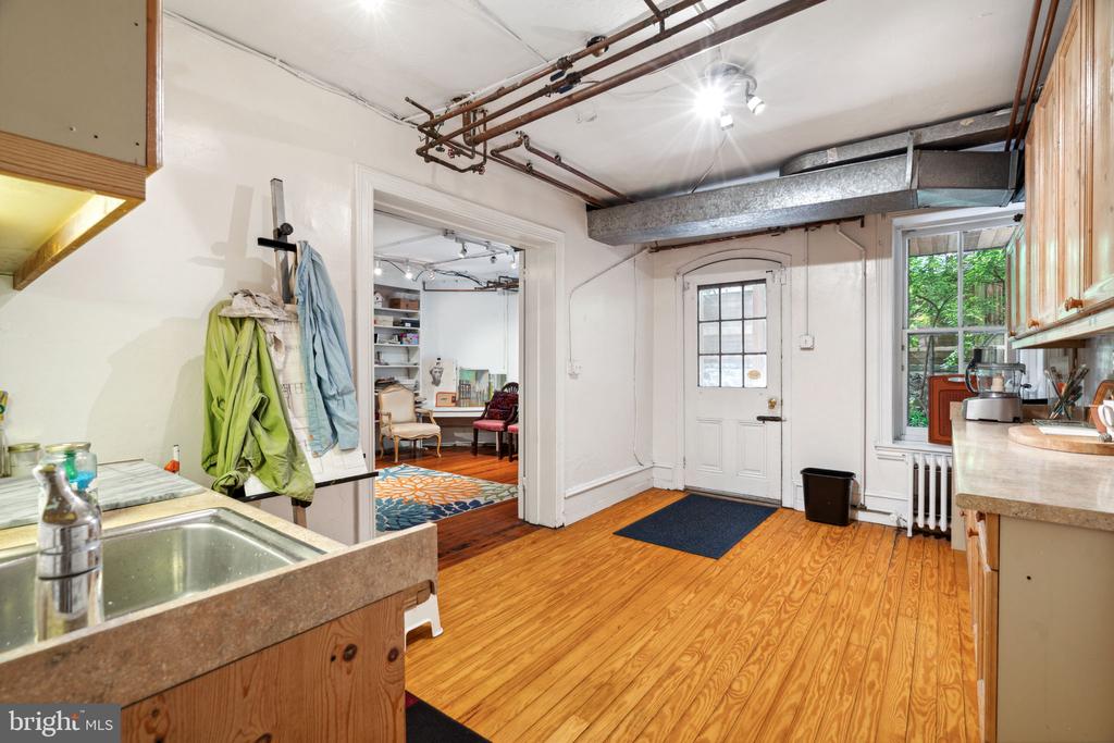 2212 SAINT JAMES PLACE