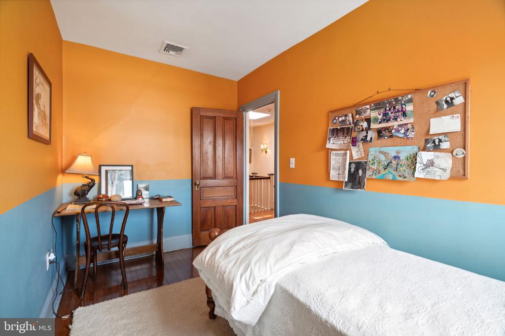 2212 SAINT JAMES PLACE