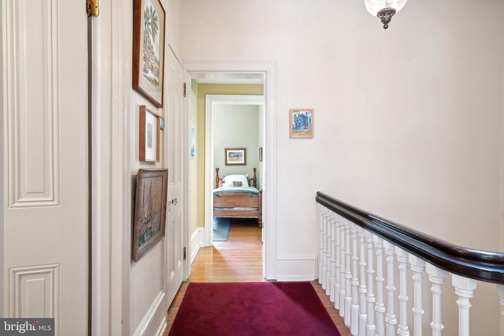 2212 SAINT JAMES PLACE