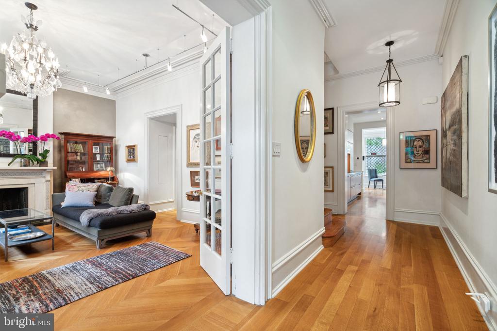 2212 SAINT JAMES PLACE