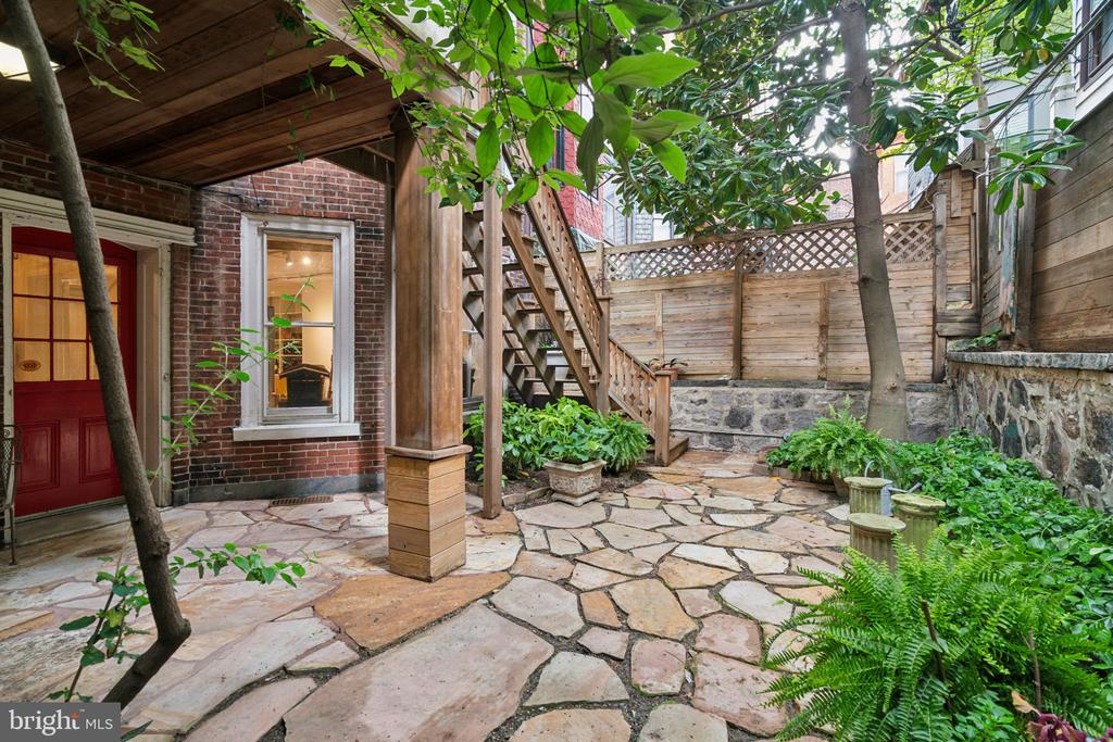 2212 SAINT JAMES PLACE