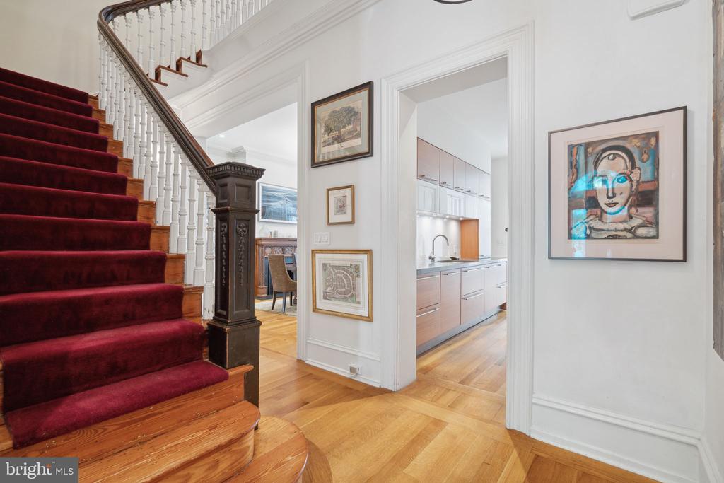 2212 SAINT JAMES PLACE