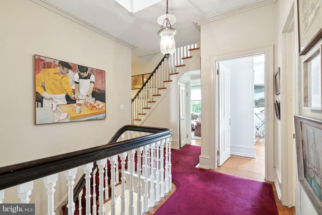 2212 SAINT JAMES PLACE