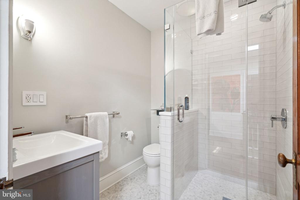 2212 SAINT JAMES PLACE
