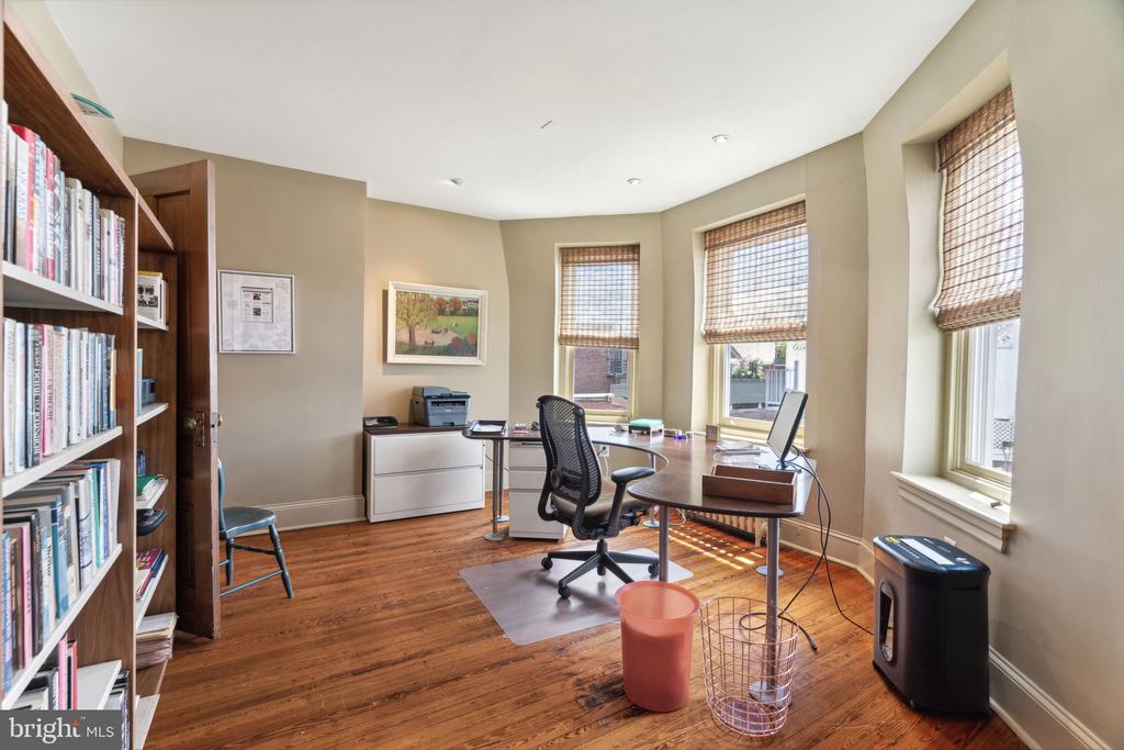 2212 SAINT JAMES PLACE