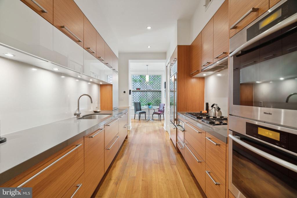 2212 SAINT JAMES PLACE