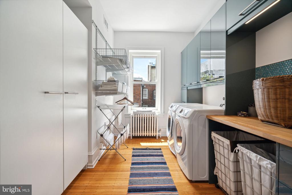 2212 SAINT JAMES PLACE